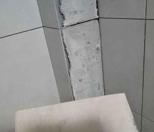 新罗瓷砖空鼓维修公司分享下厨房瓷砖脱落的补救措施。